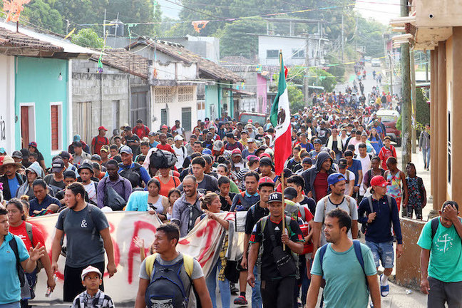 Migrantes avanzan en caravana hacia EEUU, en el municipio de Escuintla, en Chiapas (México). / EFE/Juan Manuel Blanco