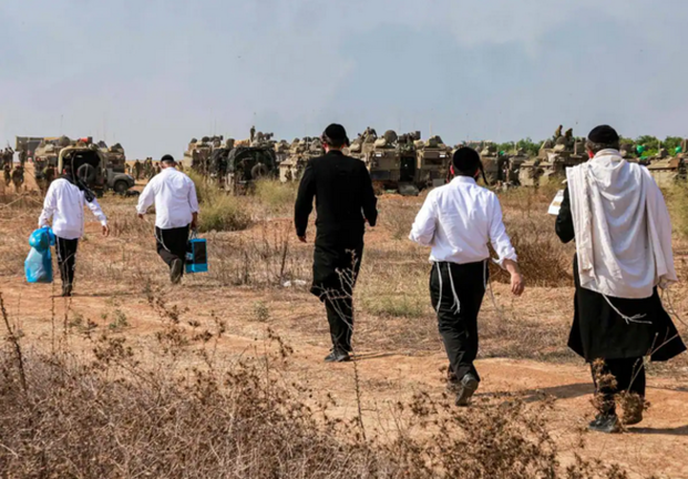 Judíos ultraortodoxos cerca de un campo de entrenamiento israelí. / aee