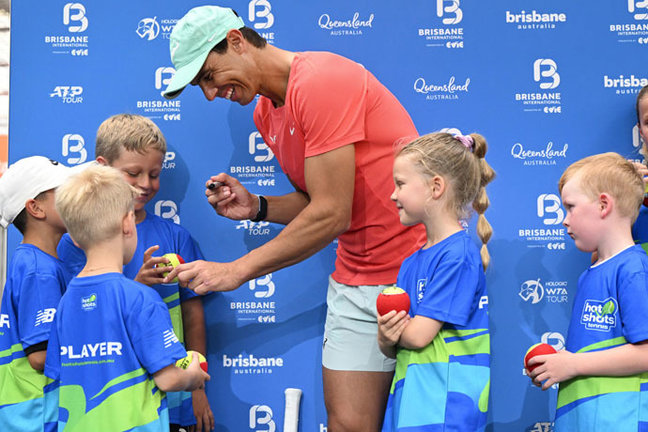 Rafael Nadal firma pelotas de tenis para sus seguidores en Brisbane. EFE/EPA/DARREN ENGLAND