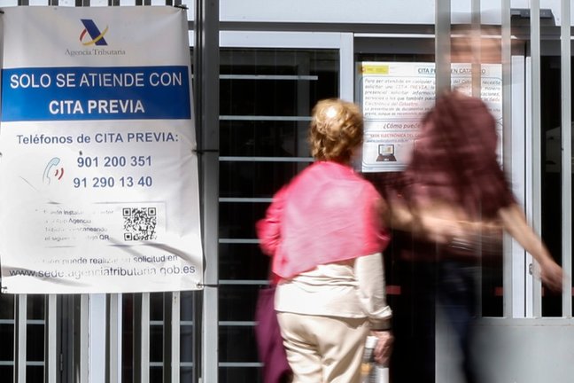 arias personas acceden a una de la oficinas que la Agencia Tributaria tiene en Madrid. EFE/ Alejandro Lopez