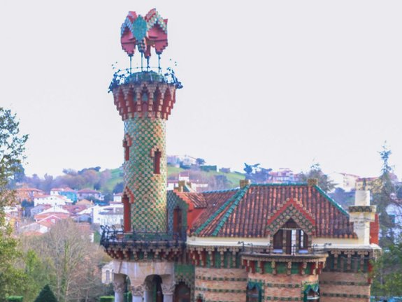 Un edificio construido por un joven Antoni Gaudí de 31 años, una casa situada entre las montañas y el mar Cantábrico, que es una "rara avis" del modernismo. / Celia Agüero Pereda