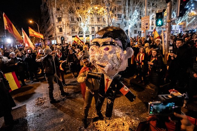 Decenas de personas celebran la entrada del año nuevo en la calle Ferraz. EP / Diego Radamés