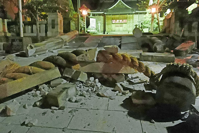 Destrozo causado en un santuario de la localidad de Kanazawa por el terremoto que sacudió hoy el centro de Japón. /JIJI PRESS JAPAN
