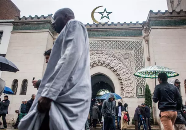Musulmanes junto a una mezquita. / aee