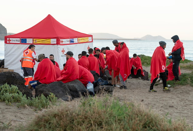 Una embarcación con 30 migrantes, entre ellos dos mujeres, a la costa norte de Lanzarote. / Adriel Perdomo