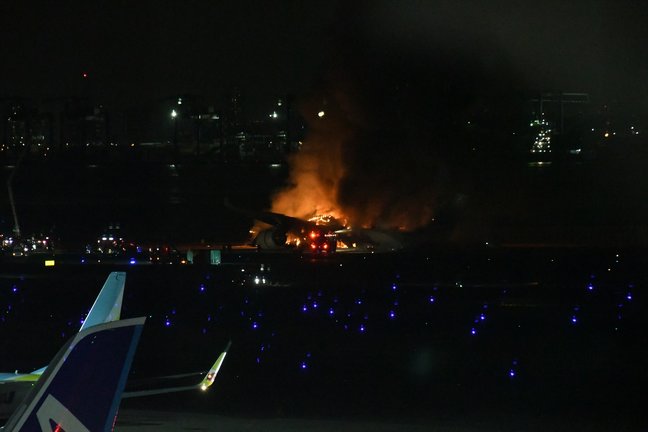 Vista del avión de Japan Airlines envuelto en llamas. EP / Yue Chenxing