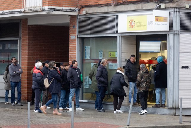 Varias personas esperan para entrar en una oficina del SEPE. EP / Eduardo Parra