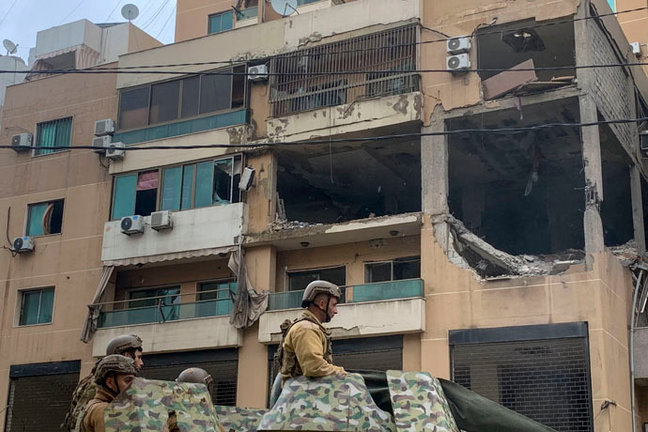Vista del edificio bombardeado el 2 de enero por un dron israelí en los suburbios meridionales de Beirut, donde murieron siete personas, entre ellas el número dos del movimiento islamista palestino Hamás, Saleh al Arouri. EFE/Noemí Jabois