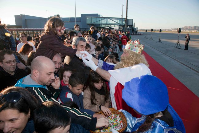 Los Reyes saludan a los niños a su llegada al aeropuerto en anteriores ediciones. / Alberto.G.Ibañez