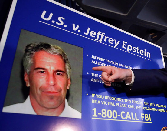 Vista del cartel con el que la Justicia estadounidense pedía el arresto del fallecido financiero estadounidense Jeffrey Epstein. EFE/Jason Szenes