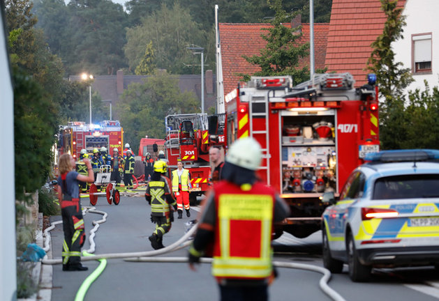 Varios bomberos alemanes extinguen un incendio. / aee