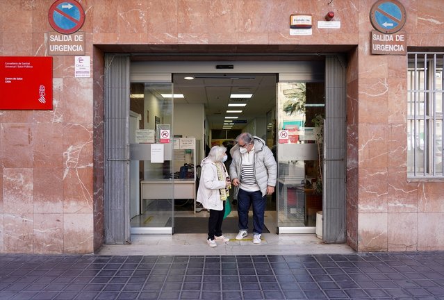 Varias personas con mascarilla al salir del Centre de Salut Chile, en Valencia. EP / Eduardo Manzana