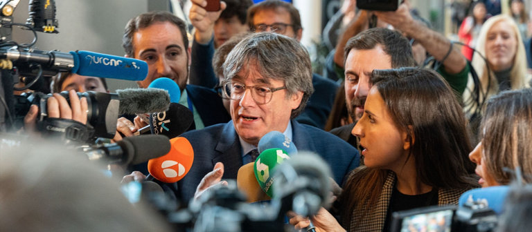 Carles Puigdemont atiende a los medios. / EP