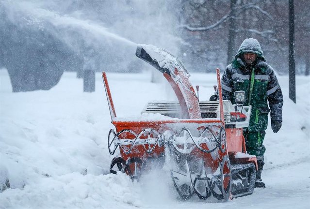 Un trabajador municipal retira nieve en Moscú, donde se espera que las temperaturas bajen a menos 24 grados centígrados. EFE / Yuri kochetkov