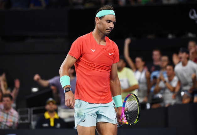 Rafael Nadal, en su último partido en Brisbane, ante el australiano Jordan Thompson, cuando notó molestias musculares. / JONO SEARLE