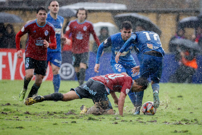 El centrocampista del Amorebieta Rayco Rodríguez disputa un balón ante el defensa del Celta de Vigo Kevin Vázquez. / Luis Tejido