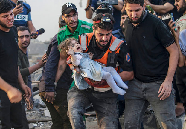 Una niña herida es rescatada bajo los escombros tras un ataque aéreo israelí sobre Ciudad de Gaza. EFE/Mohammed Saber
