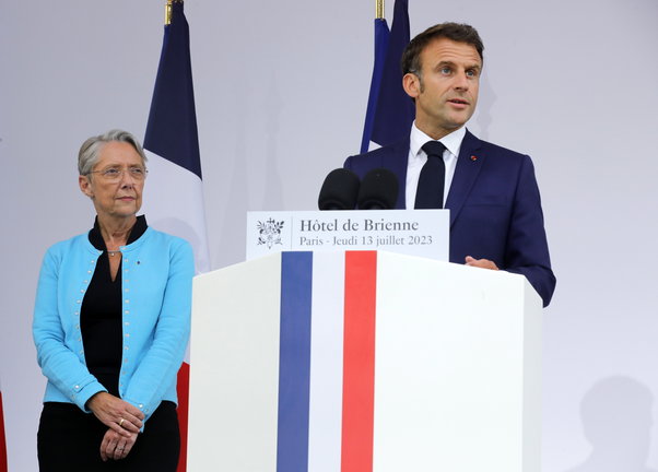 Foto de archivo primera ministra de Francia Elisabeth Borne (izquierda) junto a presidente de Francia Emmanuel Macron (derecha). / Teresa Suarez