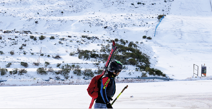 Una persona camina por la estación de esquí y montaña de Alto Campoo, que abrirá hoy sus pistas. / alerta