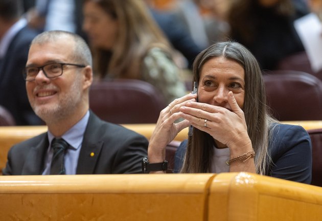 El diputado de Junts Josep Maria Cruset y la portavoz de Junts en el Congreso, Miriam Nogueras, durante un pleno del Congreso de los Diputados. EP / Eduardo Parra