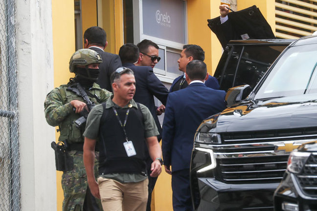 El presidente de Ecuador, Daniel Noboa (c), sale de la estación Radio Canela, donde ofreció declaraciones sobre la reciente ola de violencia en el país. EFE/ José Jácome