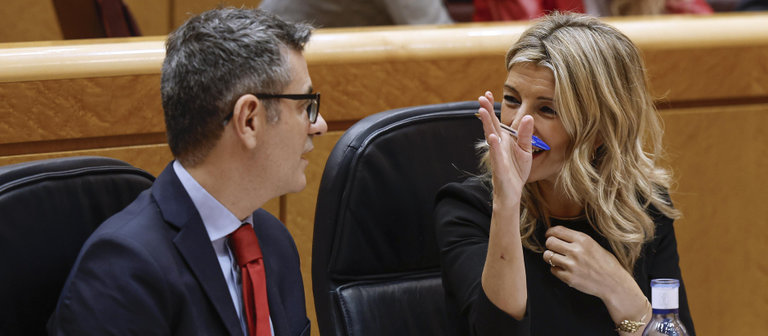 Félix Bolaños y Yolanda Díaz, en sus escaños en el Senado. / EFE