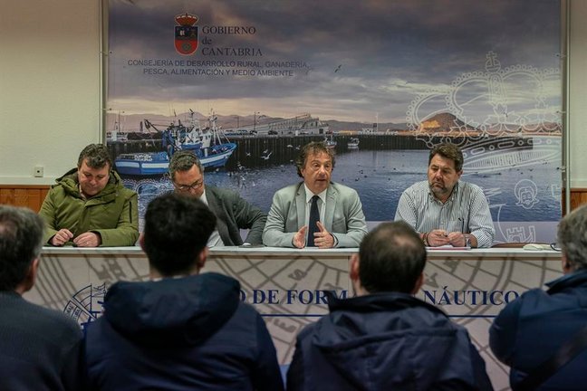 El consejero de Pesca, Pablo Palencia, se reúne con las cofradías de pescadores de Cantabria tras la aparición de los péllets en las playas de la comunidad autónoma. EFE/ROMÁN G. AGUILERA