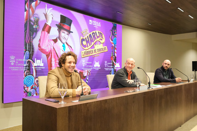 Daniel Diges, actor protagonista y Carlos Alexandre, promotor presenta, en rueda de prensa, el musical ‘Charlie y la fábrica de chocolate’. / Raúl Lucio