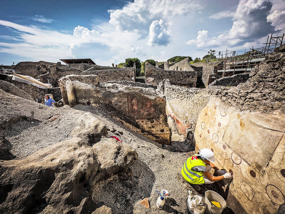 Imagen de archivo de un arqueólogo trabajando en Pompeya. / CESARE ABBATE EFE/EPA/CESARE ABBATE
//////////
Pompeya (Italia), 29/05/2023.- Un arqueólogo trabaja en un mural descubierto durante los trabajos de excavación en el sitio arqueológico de Pompeya, en Pompeya, cerca de Nápoles, Italia, el 29 de mayo de 2023. Los restos de tres víctimas de la erupción del Vesubio en el año 79 d. C. se encuentran entre los últimos hallazgos arqueológicos descubiertos durante las excavaciones en curso en Pompeya, dijeron funcionarios del Ministerio de Cultura el 29 de mayo. Se cree que los restos óseos son de dos mujeres y un niño de entre 3 y 4 años que buscaron refugio en una panadería de la erupción que enterró la antigua ciudad comercial romana en capas de ceniza lávica y piedra pómez. Los arqueólogos también han encontrado dos paredes con frescos que representan escenas mitológicas, Apolo y Dafne en una y Poseidón y Amímona en la otra, cerca de un atrio en el Regio IX, que ocupa la parte central de Pompeya. (Italia, Nápoles) EFE/EPA/CÉSARE ABBATE