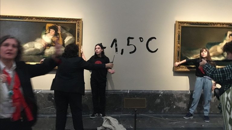 Activistas ecológicas se pegan al marco de los cuadros de 'Las Majas' de Goya en el Museo del Prado. / EP