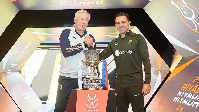 Xavi y Ancelotti con el Supercopa. / RFEF