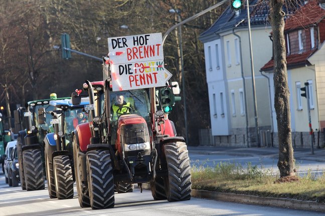 Unos agricultores en sus tractores durante una protesta el pasado noviembre. EP / Tubal Sapkota