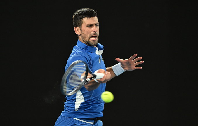 El serbio Novak Djokovic en acción contra el croata Dino Prizmic durante el Abierto de Australia. EFE/EPA/LUKAS COCH AUSTRALIA AND NEW ZEALAND OUT