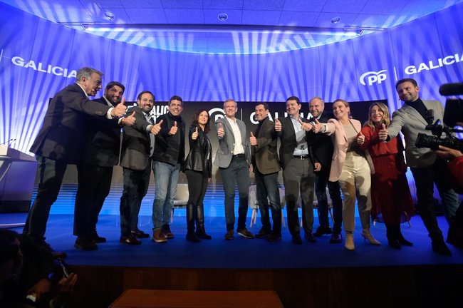 Los barones del PP junto al candidato a la Xunta de Galicia, Alfonso Rueda. EP / M. Dylan