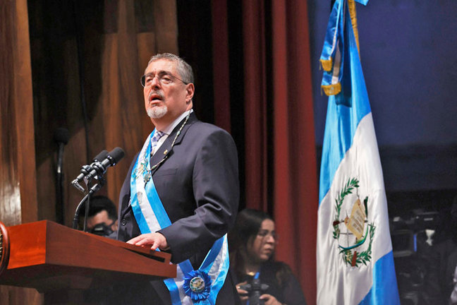 El nuevo presidente de Guatemala, Bernardo Arévalo de León habla durante su ceremonia. / EFE/ David Toro