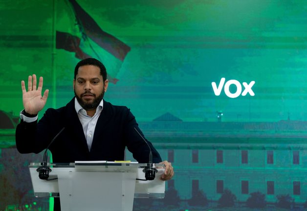 El secretario general de Vox, Ignacio Garriga, durante una rueda de prensa. EP / Eduardo Parra