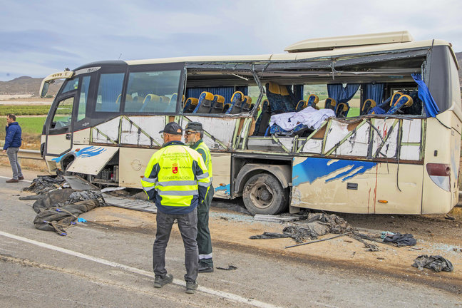 El estado en que quedó el autobús tras el accidente en la localidad murciana de Lorca. / Marcial Guillén