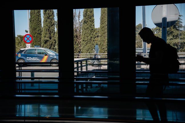Un vehículo de la Policía Nacional  en el aeropuerto Adolfo Suárez, Madrid-Barajas. EP / Archivo