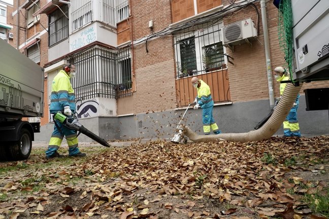 Tres operarios limpiando las calles. EP
