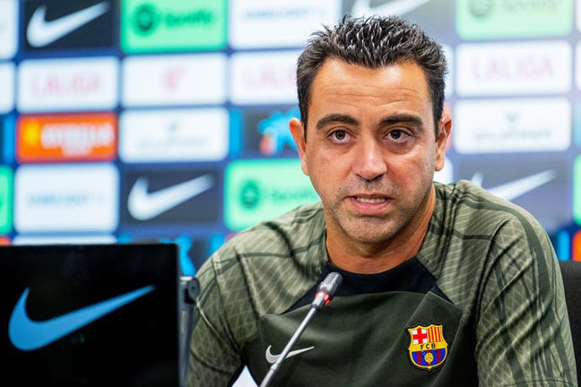 El entrenador del FC Barcelona, Xavi Hernández, en rueda de prensa. / aee