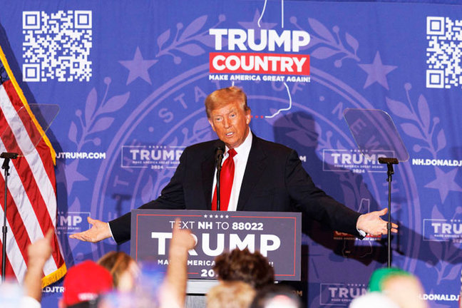 El expresidente Donald Trump se dirige a sus seguidores durante un mitin en Atkinson, Nuevo Hampshire (EE.UU.). EFE/EPA/CJ Gunther