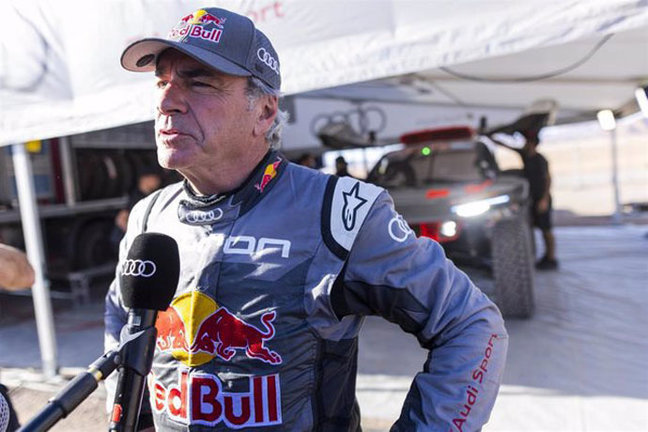 El piloto Carlos Sainz en la penúltima ronda del Dakar. / aee