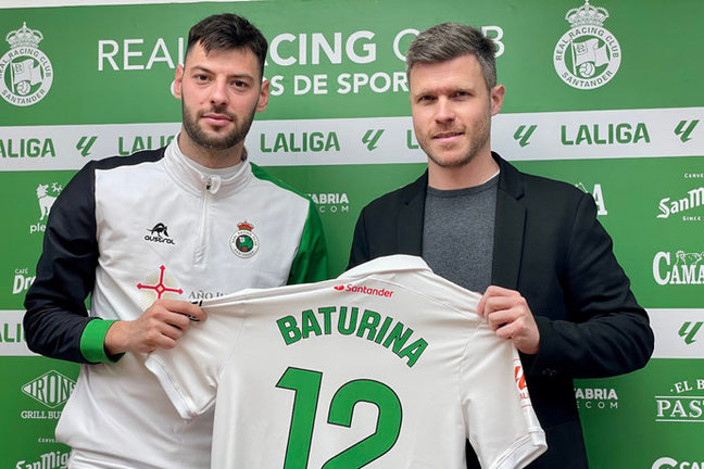 El nuevo jugador del Racing de Santander Roko Baturina (i) posa junto al director deportivo del club, Mikel Martija. EFE/ Pablo Ayerbe