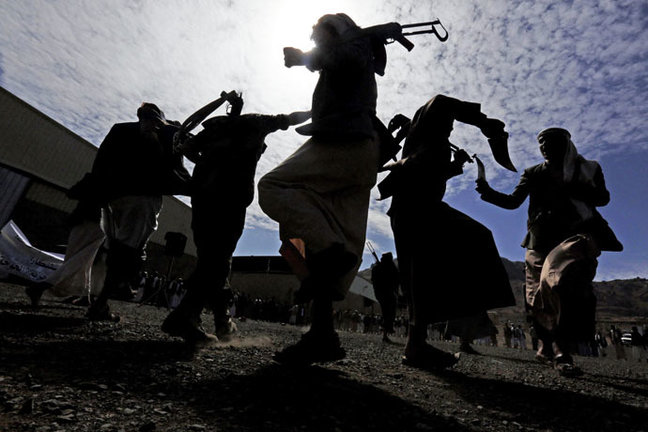 Un grupo de soldados hutíes. EFE/Yahya Arhab