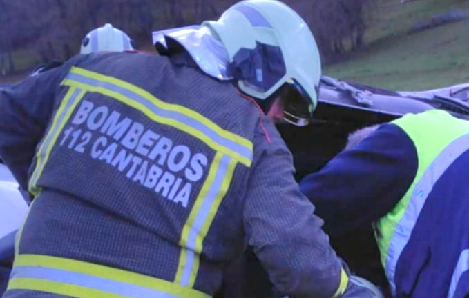 El servicio de Emergencias de Cantabria durante el rescate al hombre de avanzada edad. / 112