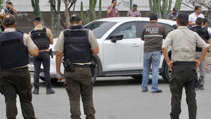 Agentes de la policía ecuatoriana durante la investigación del asesinato del fiscal. / aee