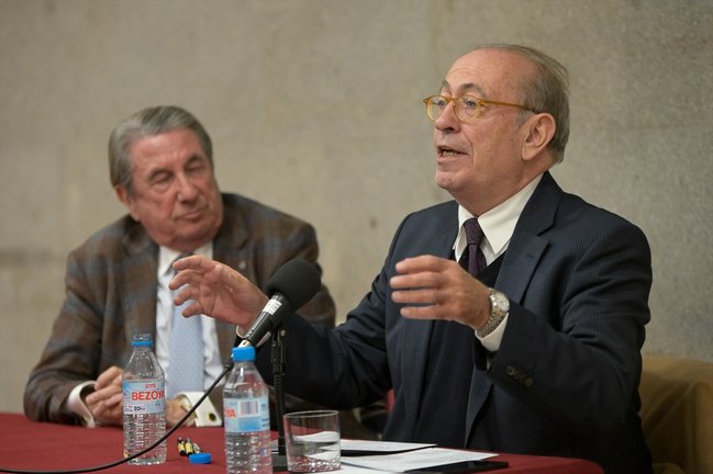 El presidente de la Tribuna Constitucional Coruñesa, Francisco Vázquez (i), y el escritor y exsecretario general del Partido Socialista de Euskadi, Nicolás Redondo (d). EP / M. Dylan