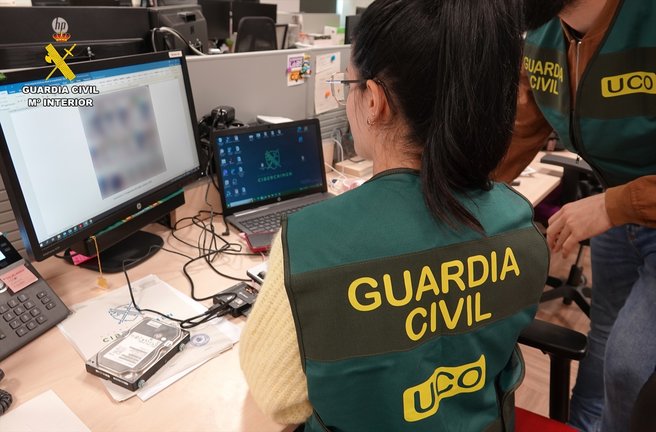 Una agente de la Guardia Civil delante de un ordenador. / EP