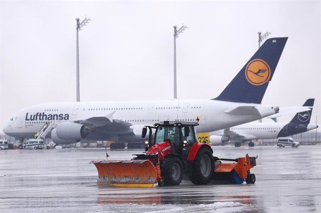 Una máquina quitanieves trabaja en el aeropuerto de Múnich afectado este miércoles por el temporal en Alemania. EFE/EPA/ANNA SZILAGYI