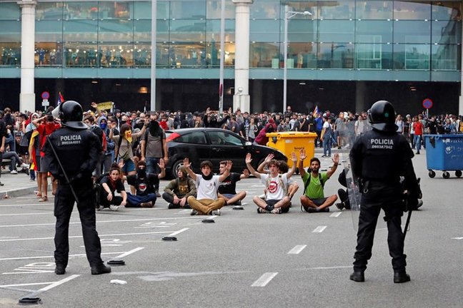 Sentencia del 'procés': El aeropuerto de El Prat, epicentro de protestas y movilizaciones por toda Catalunya